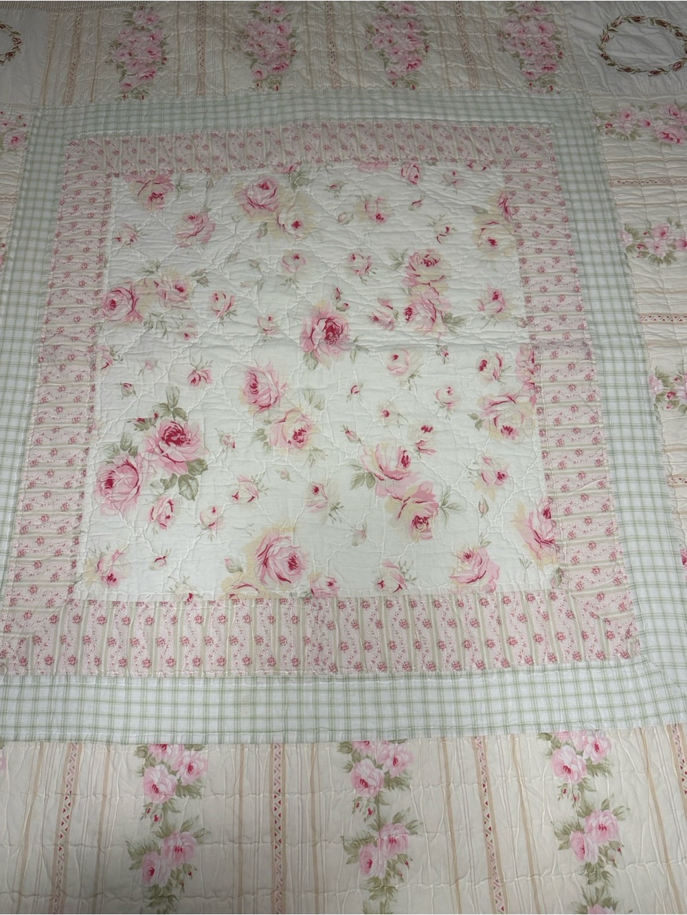 Vintage-style shabby chic pink & green floral rose patchwork quilt. full/queen - Picture 4 of 13